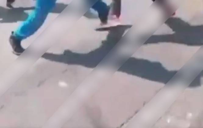 VIDEO: Chavos de secundaria pelean afuera de la escuela y un sujeto saca un arma