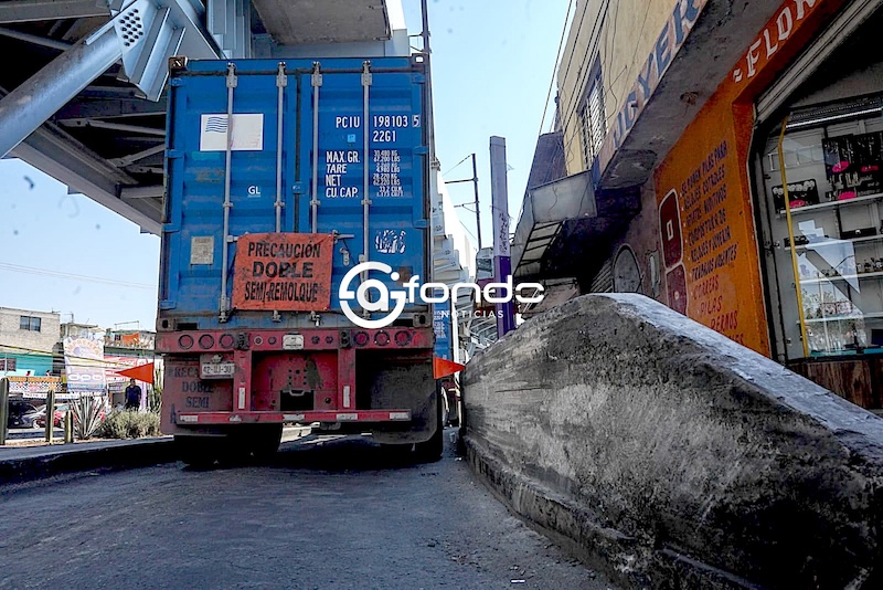 TRAGEDIA. Joven en bicicleta muere bajo las llantas de un tráiler de doble remolque