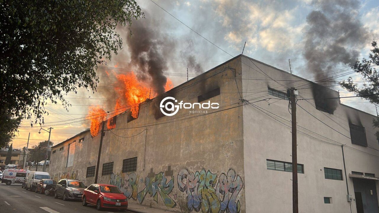 VIDEO: Fábrica de plásticos es consumida por un fuerte incendio; bomberos ‘se la rifaron’