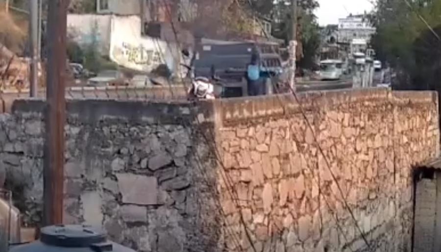 VIDEO. Motociclista pierde el control y sale volando a toda velocidad en Edomex