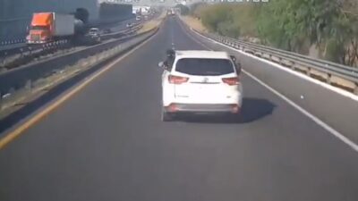 VIDEO: Asaltantes disparan a conductor y lo bajan en plena autopista
