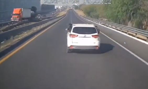 VIDEO: Asaltantes disparan a conductor y lo bajan en plena autopista