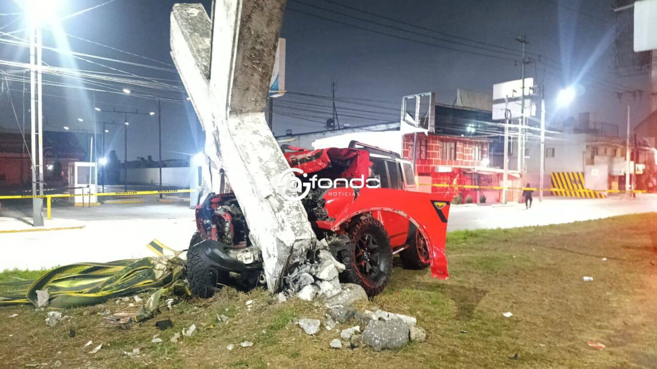 TRAGEDIA. Jorge perdió el control de su camioneta Bronco y muere al chocar contra un señalamiento