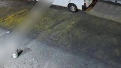 VIDEO: Asaltante le roba su moto a una mujer, no la pudo encender, se cayó y huyó