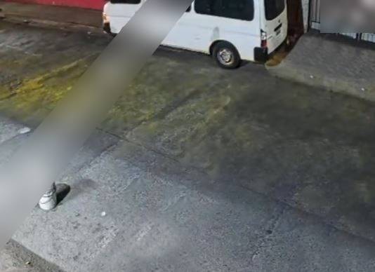 VIDEO: Asaltante le roba su moto a una mujer, no la pudo encender, se cayó y huyó