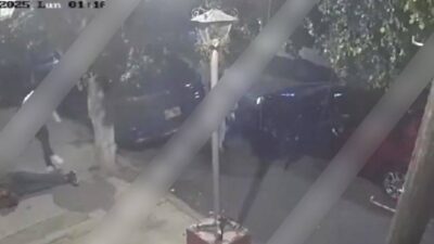 VIDEO: Matan a golpes a un hombre y luego le toman fotos con un celular
