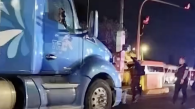 VIDEO. Trailero destroza vehículos y dispara contra policías en una persecución de película en Edomex