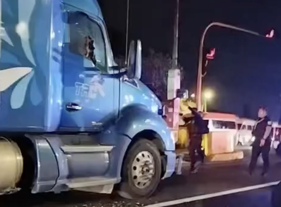 VIDEO. Trailero destroza vehículos y dispara contra policías en una persecución de película en Edomex