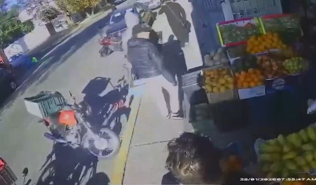 VIDEO: Asaltantes siguen a víctima hasta la recaudería para quitarle su camioneta en Edomex