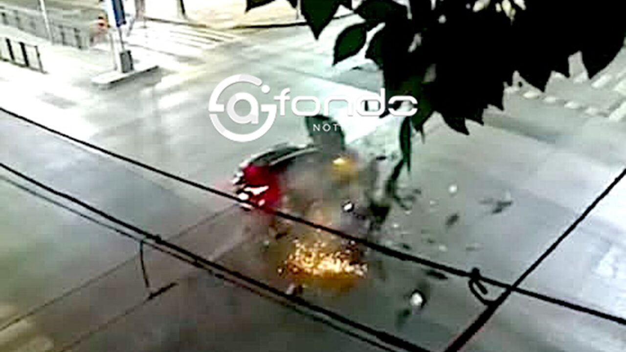 VIDEO. Héctor se pasó un alto a toda velocidad y destrozó a joven motociclista con su camioneta