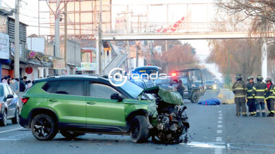 DOLOR. Familiares de Gustavo Alfredo lloran y se abrazan; el motociclista de 41 años murió al ser impactado por una camioneta