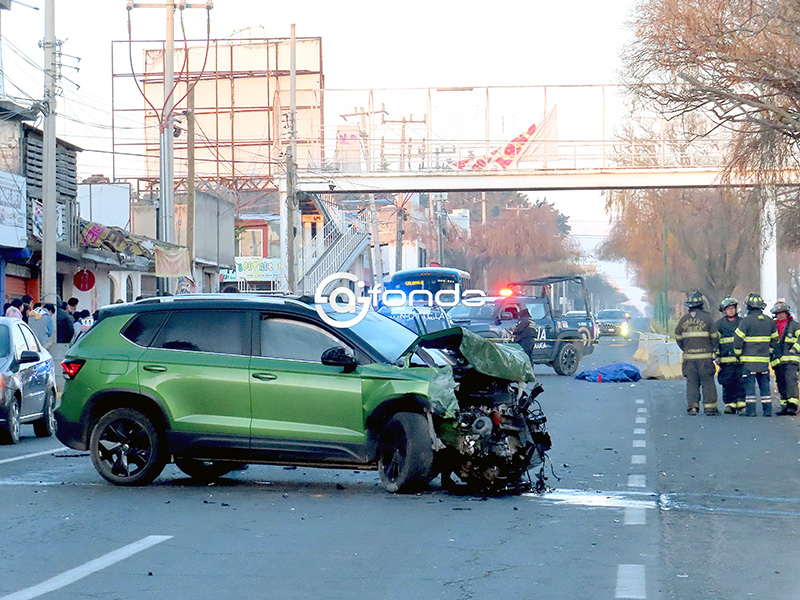 DOLOR. Familiares de Gustavo Alfredo lloran y se abrazan; el motociclista de 41 años murió al ser impactado por una camioneta
