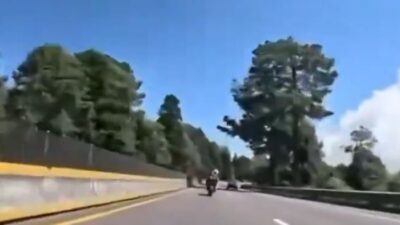 VIDEO: Motociclistas imprudentes agarran autopista para ‘carreras’ y lo pagan muy caro