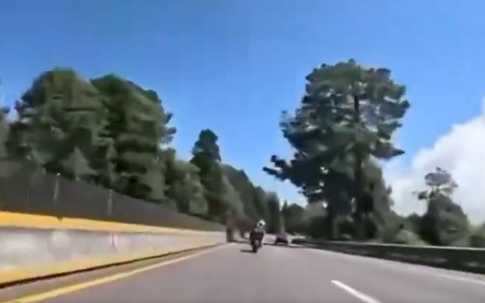 VIDEO: Motociclistas imprudentes agarran autopista para ‘carreras’ y lo pagan muy caro
