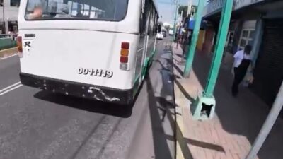 VIDEO: ‘¡Bájate!’; ciclista discute con un microbusero y luego arriesga su vida