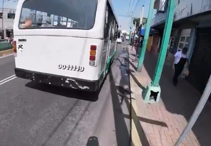 VIDEO: ‘¡Bájate!’; ciclista discute con un microbusero y luego arriesga su vida