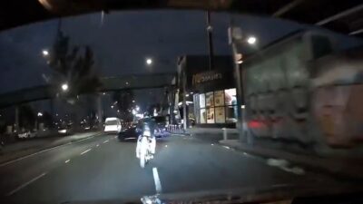 VIDEO: Conductor intenta arrollar a un motociclista que le rompió un cristal