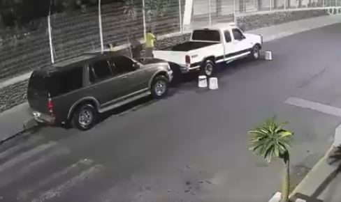 VIDEO: Hombre lavaba una camioneta y sufre brutal ataque de una jauría