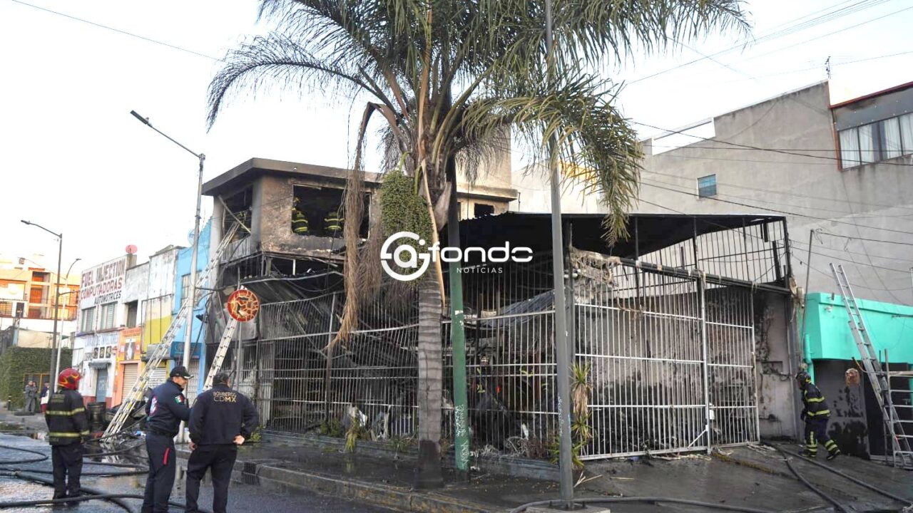 URGENTE: Incendio consume taller mecánico; también almacenaban cartón y PET