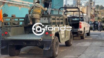 URGENTE: Dejan un cuerpo con disparos abajo de un carro en Edomex