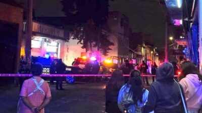 BRUTAL: Padre e hijo tomaban afuera de una ‘vinata’ y pelearon con desconocidos que los mataron