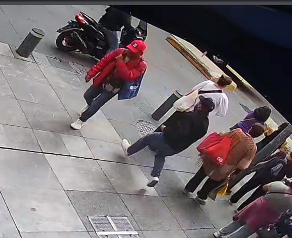 ALERTA: Falso cliente pide ver pulseras y huye sin pagar de una joyería Bizarro