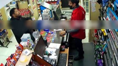 VIDEO: ‘¿Cómo le hacemos?’; asaltante amenaza a un joven cajero y le exige 4 mil pesos