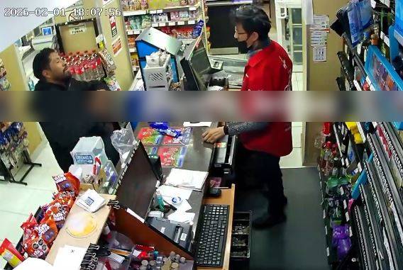 VIDEO: ‘¿Cómo le hacemos?’; asaltante amenaza a un joven cajero y le exige 4 mil pesos