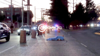 VIDEO. Pasajera de autobús sale volando por la puerta y muere al golpearse en el pavimento