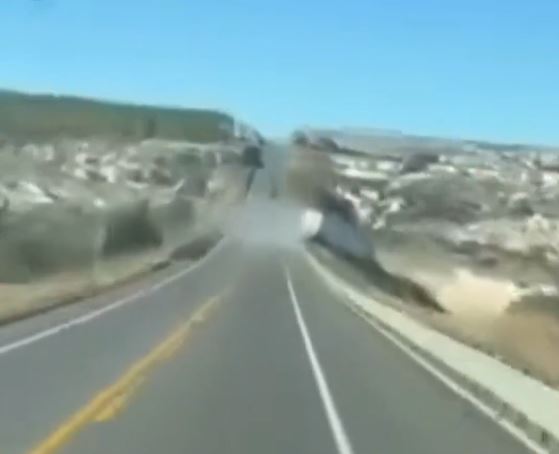 VIDEO: Chofer rescata a compañero que se fue al barranco con todo y tráiler