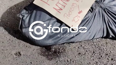 VIDEO. Encuentran cuerpo embolsado con un misterioso mensaje cerca de un panteón en el Edomex