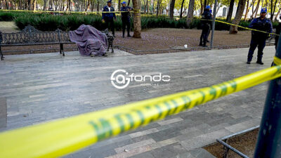 TRISTEZA. Hombre muere con un billete de 100 pesos en la mano y sentado en una banca de la Alameda