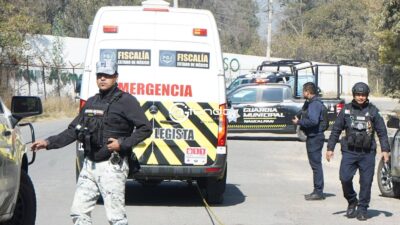 ESCALOFRIANTE. Dejan un cuerpo envuelto en tela y un mensaje escrito con letras rojas en Edomex