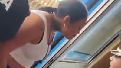 VIDEO: Fardera de Walmart insulta, reta a policías y luego termina llorando