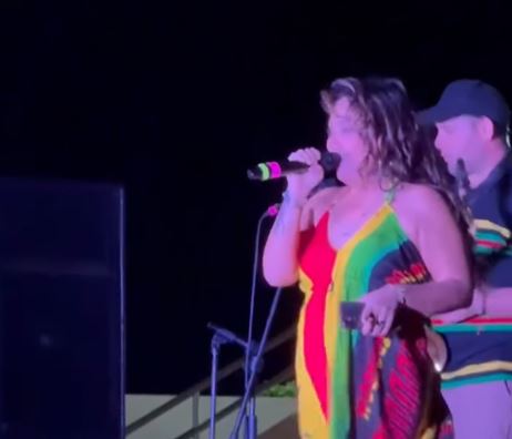 VIDEO: Censuran a cantante de reggae por exhibir mala organización de autoridades