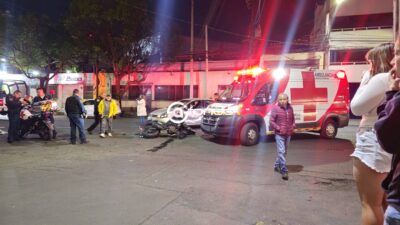 TODO MAL. Jovencita iba con un hombre en una moto, no se puso el casco y murió al chocar contra un auto