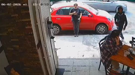 VIDEO: Madre protege a su niño durante asalto armado en una taquería