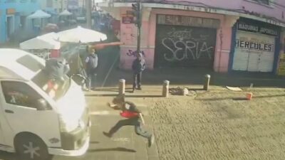 VIDEO: Joven trabajador cruza sin precaución y una combi lo manda ‘a volar’