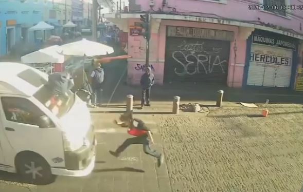 VIDEO: Joven trabajador cruza sin precaución y una combi lo manda ‘a volar’