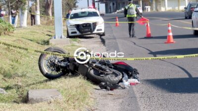 DRAMÁTICO. Familiares de José Daniel lloraban y se abrazaban; el joven motociclista murió este domingo en un accidente