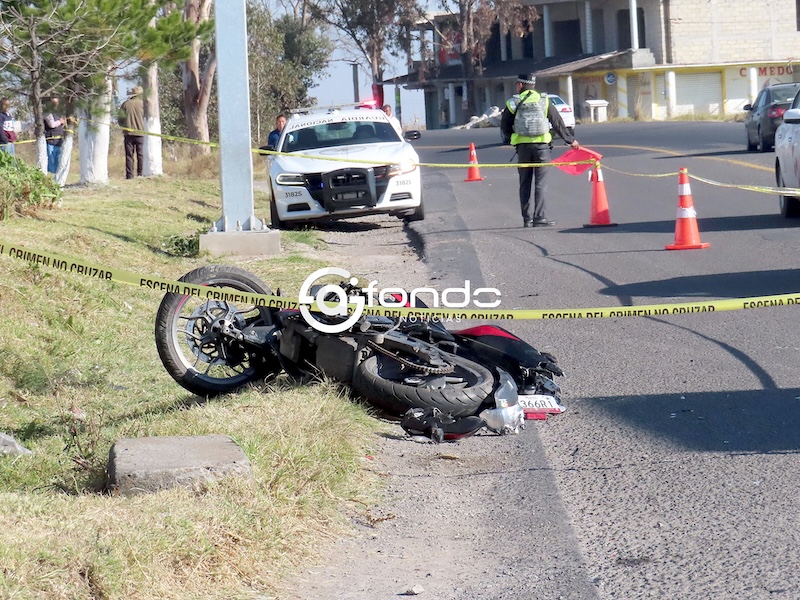 DRAMÁTICO. Familiares de José Daniel lloraban y se abrazaban; el joven motociclista murió este domingo en un accidente
