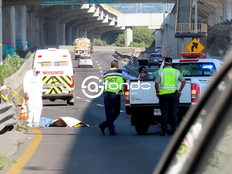 TRÁGICO. Un hombre que vestía zapatos blancos quedó muerto a unos pasos de un puente; no logró cruzar la carretera