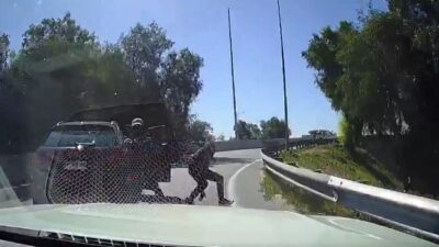 VIDEO: Conductor aplasta a un asaltante armado y manda ‘a volar’ a otro