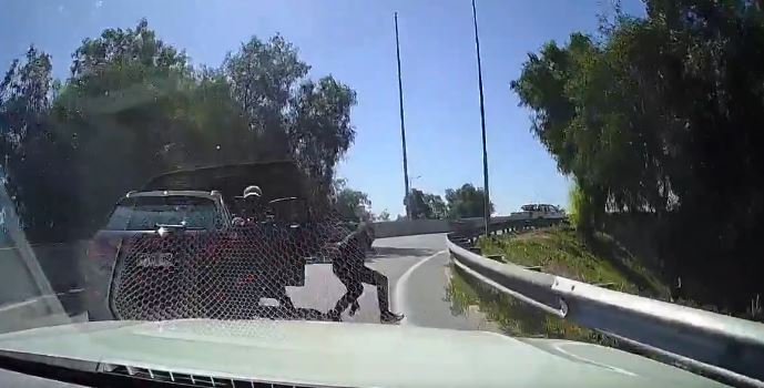 VIDEO: Conductor aplasta a un asaltante armado y manda ‘a volar’ a otro