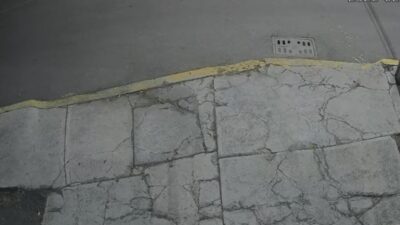 VIDEO; Graban terrible accidente; conductor embiste a un señor y una niña que iban en una bicicleta