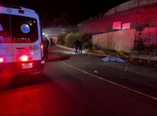FATAL: Dos hombres volcaron su camioneta, salieron disparados y uno murió
