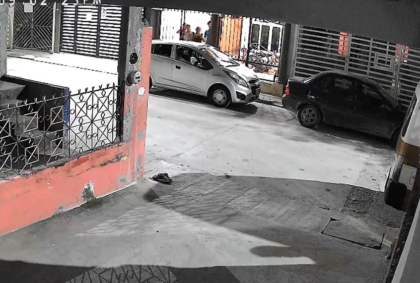 VIDEO. Mujer es brutalmente atacada a machetazos por el novio de su hermana; exige justicia