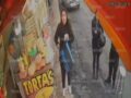 VIDEO: Mujer roba un kilo de queso mientras le despachaban su torta en Edomex