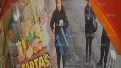 VIDEO: Mujer roba un kilo de queso mientras le despachaban su torta en Edomex