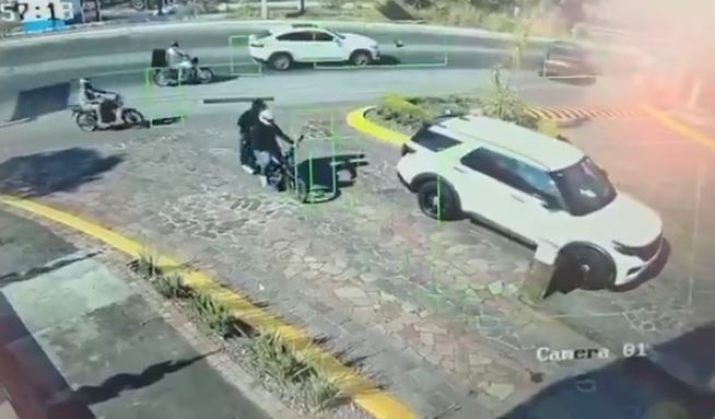 VIDEO: Asaltantes iban por una camioneta y escoltas los llenan de plomo